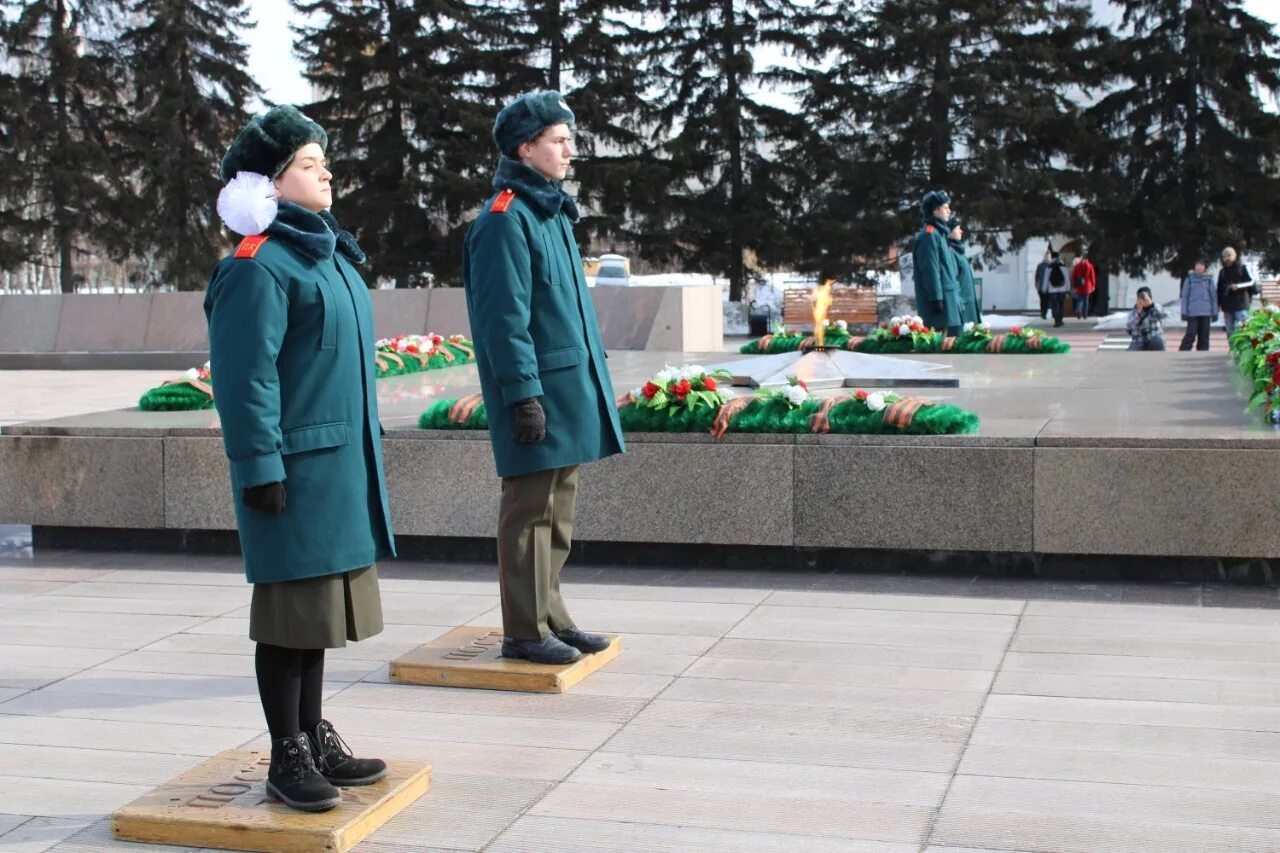 Пост 1 память. Пост 1 у вечного огня Иркутск. Мемориальный комплекс Иркутск. Мемориал славы Иркутск. Караул у вечного огня Иркутск.