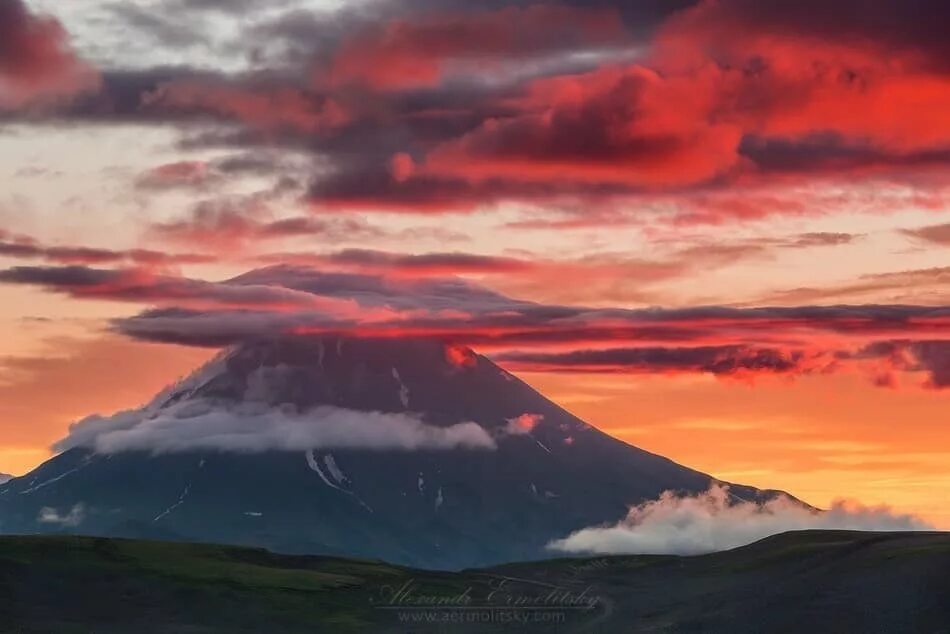 Самый большой вулкан над морем. Вилючинский вулкан извержение. рассвет камчатка вулканы. лентикулярные облака на камчатке. вулкан вилючинский закат рассвет камчатка.