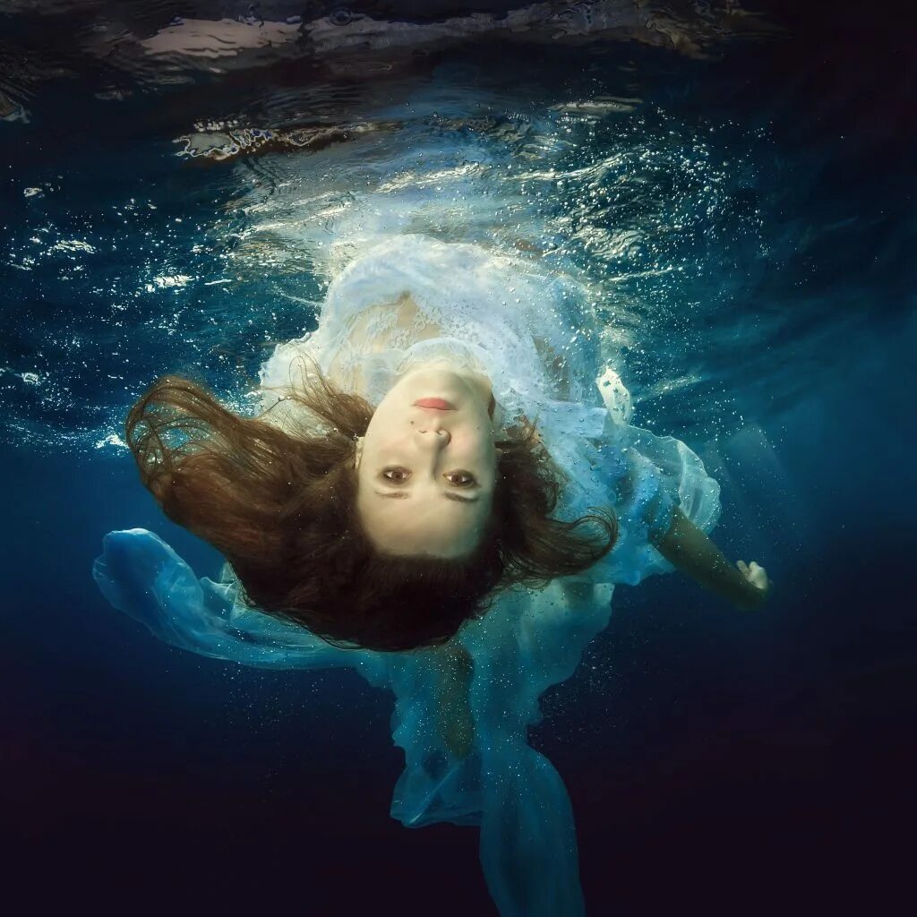 Девушка в воде красиво. Девушка под водой. Фотосессия под водой.
