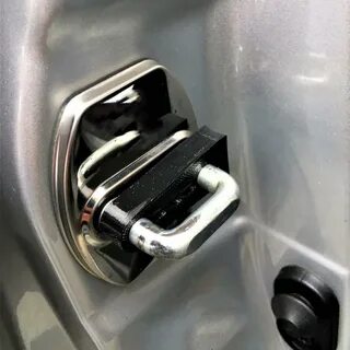 Демпферы замков автомобиля