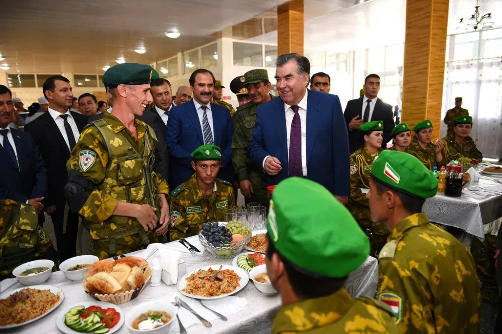 Чумхури точикистон. Эмомали Рахмон с солдатами. Генерал армии Таджикистана Эмомали Рахмон.