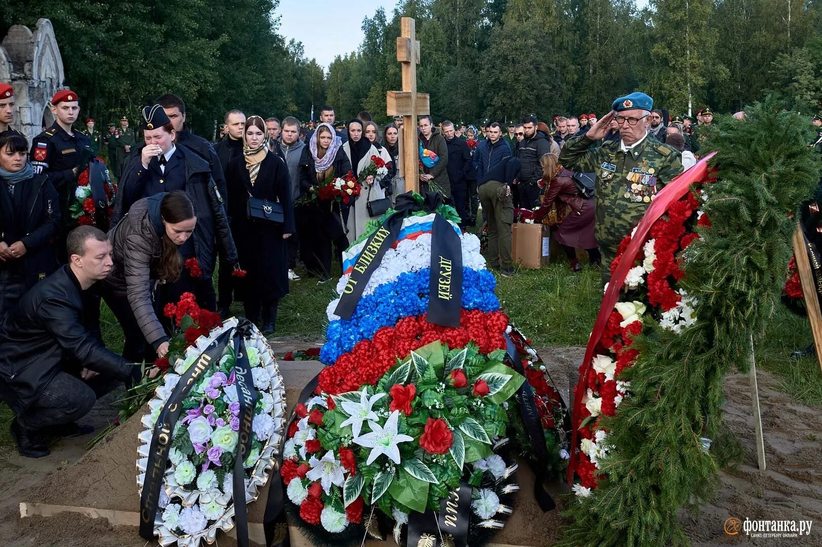 В Питере хоронят погибших.