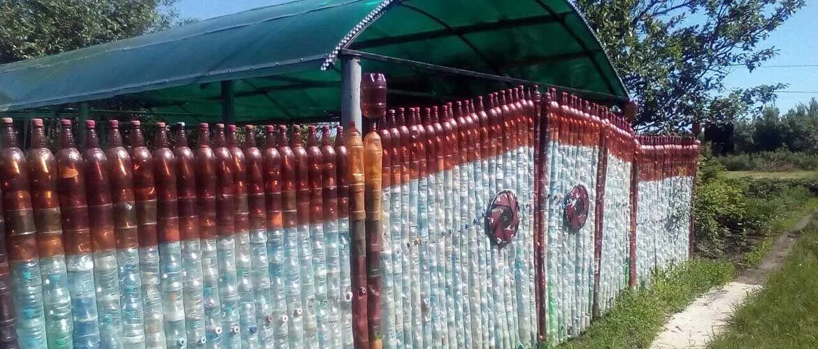 Заборы из бутылок фото Забор своими руками Мастер класс Забор своими руками, Забор, Садовые поделки