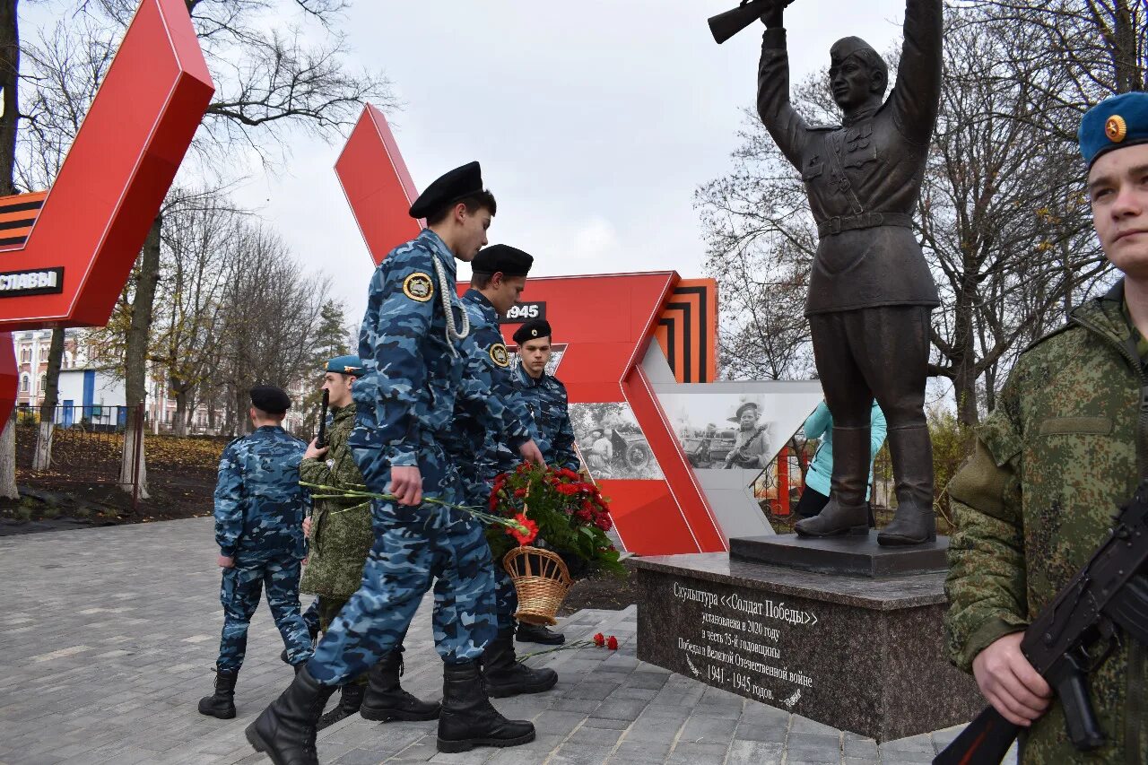 Скульптура солдат Победы в Короча. Солдат Победы в Самаре. Парк памяти и славы Короча. Памятник солдату Белгород. Парк памяти белгород