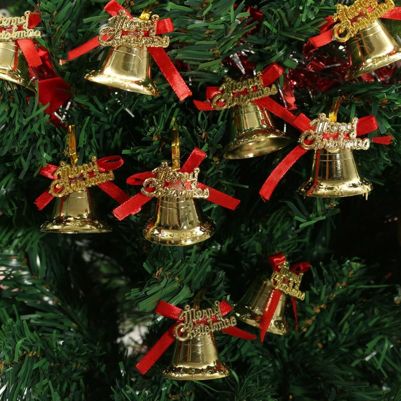 Елочное украшение колокольчик. Колокольчик на елку. Новогодний декор с колокольчиками. Колокольчики на новогодней елке. Елочные колокольчики