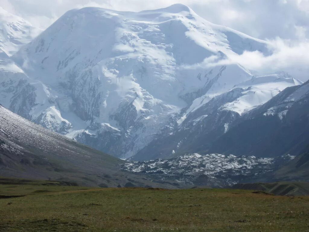 Алайская долина пик ленина. Южный памир горы. Памир горы. Памир зугванд. Пик ленина киргизия.