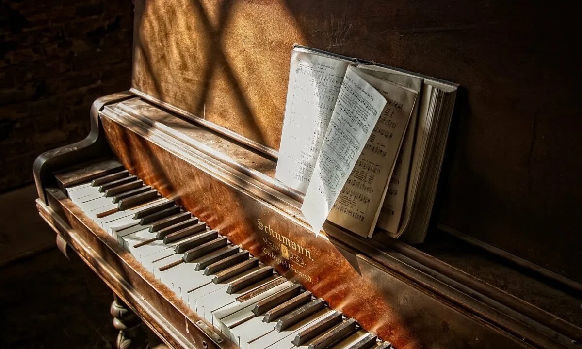 Luke say your business meditation piano. Фортепиано на час. Часы рояль. Фортепиано красивое. Антикварное пианино в интерьере.