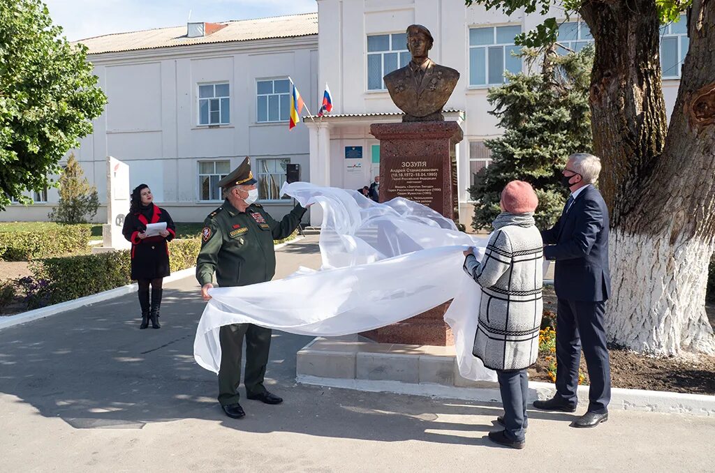 Администрация зерноградского района ростовской области. Конзаводская средняя школа Зерноградский район. Памятники в Зерноградском районе. МБОУ Конзаводская СОШ памятники.