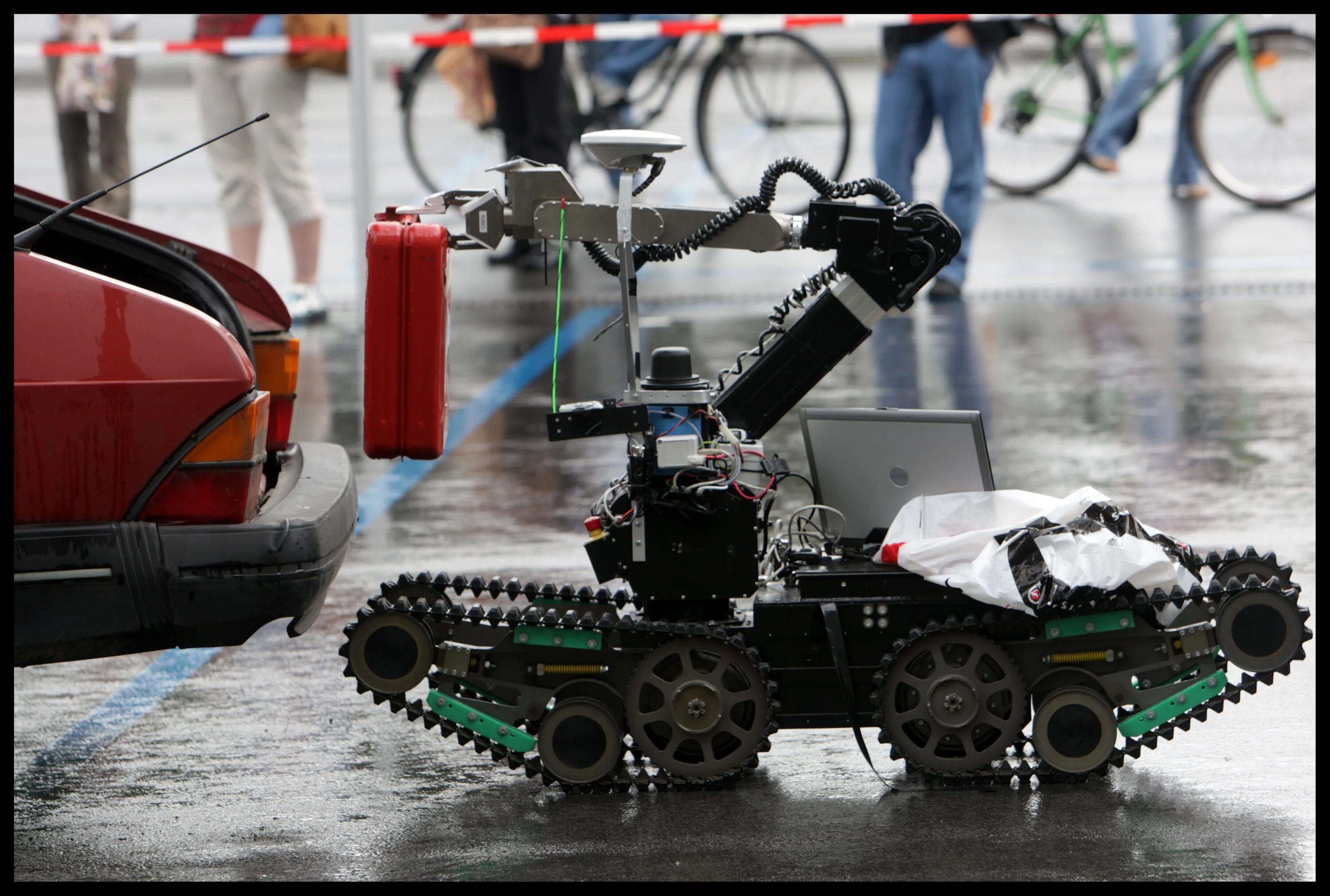 Роботы для обеспечения безопасности. Робот-спасатель RS-99. Робот спасатель Беар. Робот-спасатель Honda e2-Dr. Роботы МЧС.