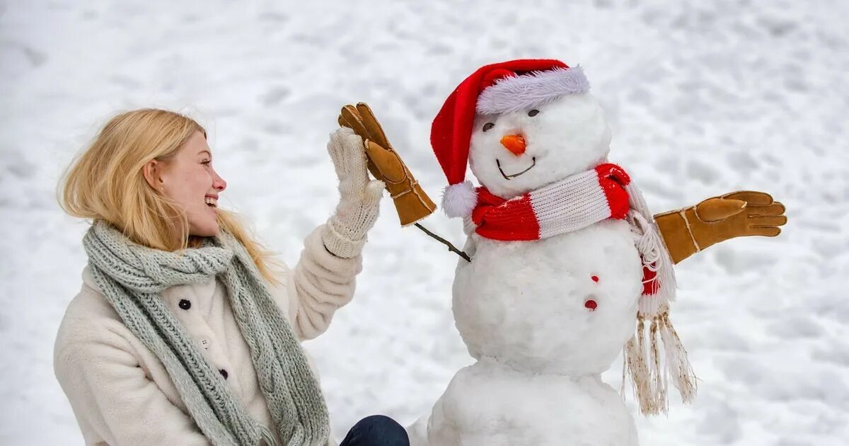 Девушка со снеговиком видео. Девушка со снеговиком видео. Девочка обнимает снеговика. Снеговик в красной куртке. Снеговик девочка.