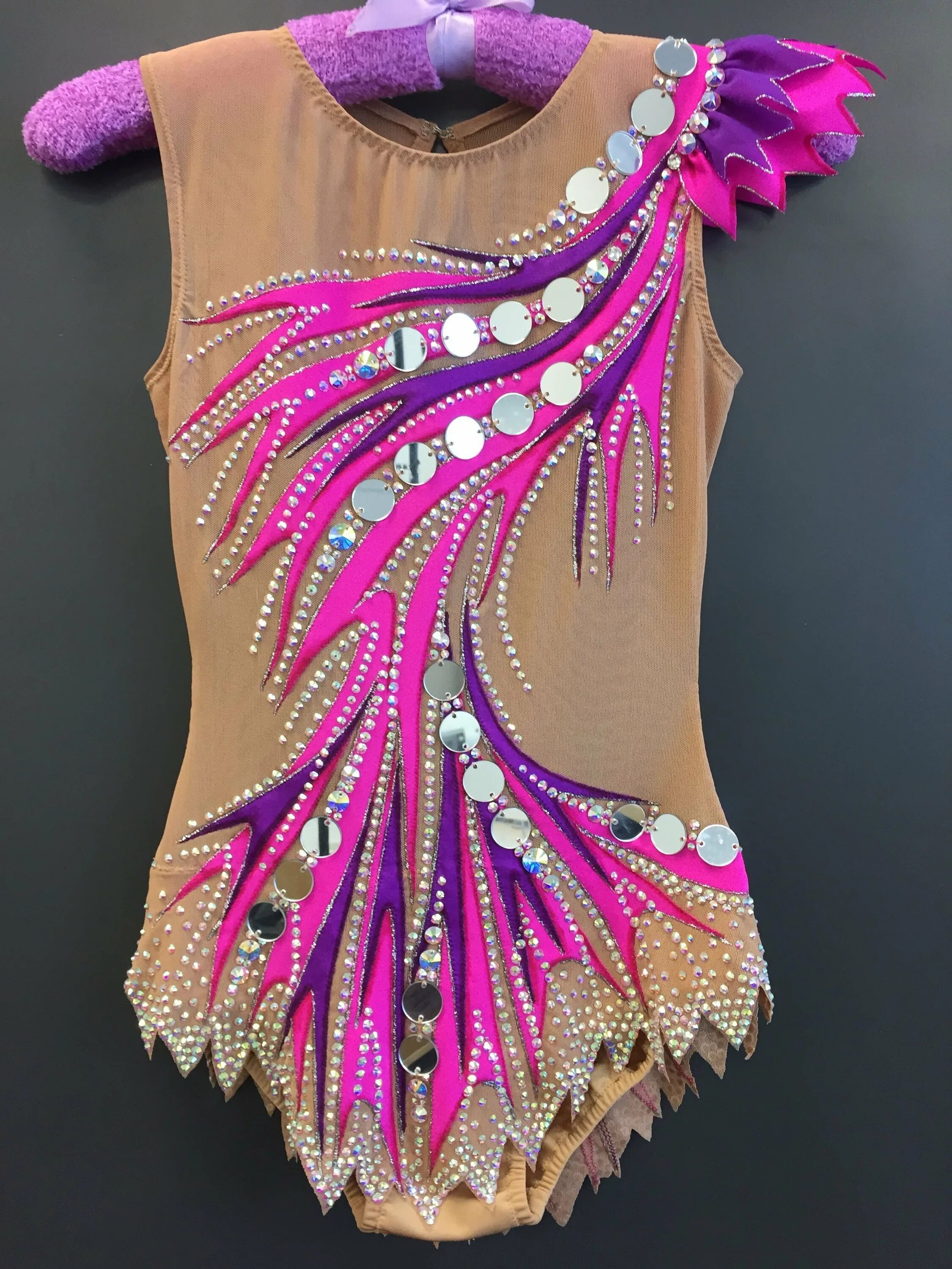 Черно розовый купальник для художественной гимнастики. Фасон купальника для художественной гимнастики. Купальник для худ гимнастики розовый. Леотард для художественной гимнастики. Купальники для художественной гимнастики 2022.