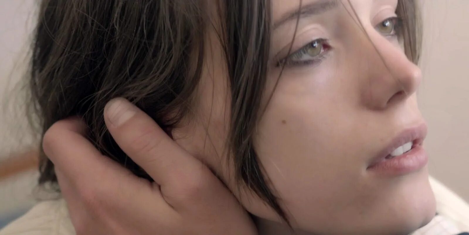 дал сестре в ротик. младшая сестра изнасилов.