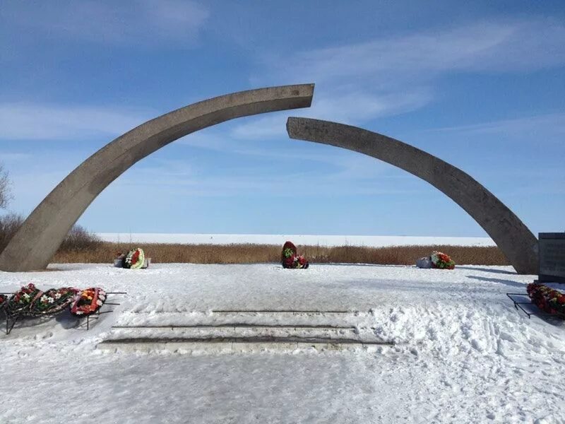 Дома дорога жизни. Коккорево разорванное кольцо. Разорванное кольцо блокады Коккорево. Коккорево дорога жизни. Памятники на дороге жизни блокадного Ленинграда.