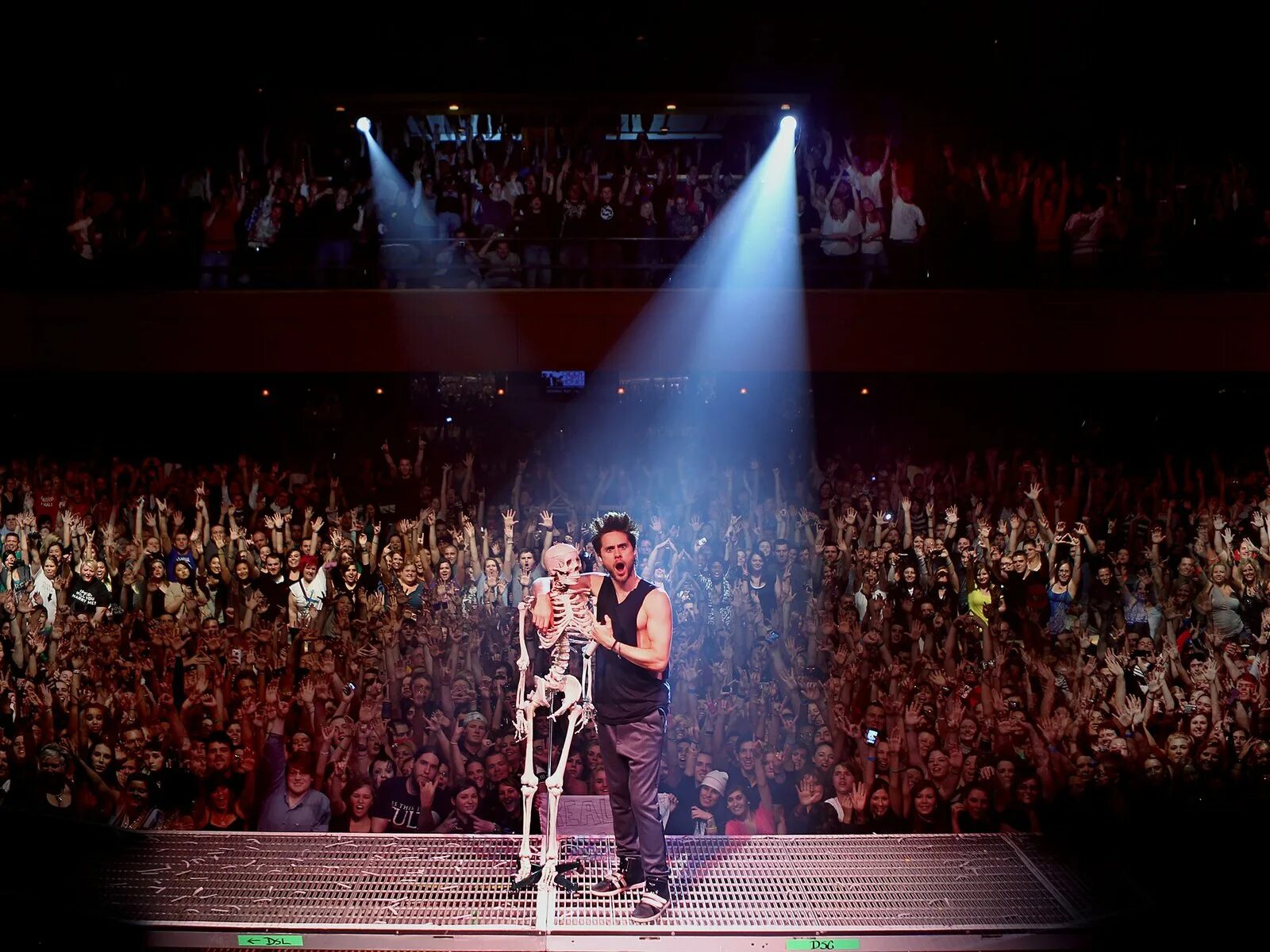Какой был последний концерт. Jared leto 30 seconds to mars на сцене. 30 seconds to mars концерт обои. 30 seconds to mars концерт. сцена концерт.