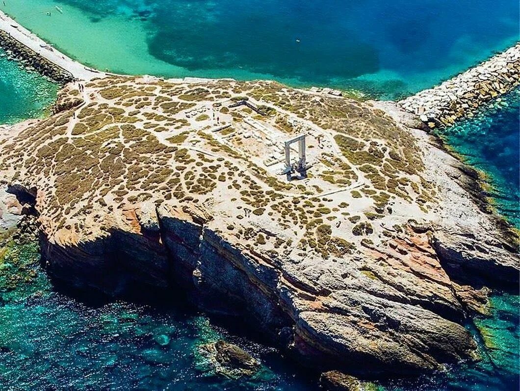 Ancient island. Наксос остров Греция. Naxos Island… Cyclades. Наксос бухта Апполо. Остров Киклады храм Афродиты.