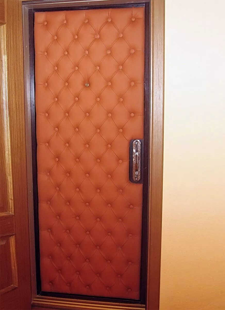 Двери с дермантином 2021. Дверь обитая дермантином СССР. Обшивка входной двери. Обшить входную дверь.
