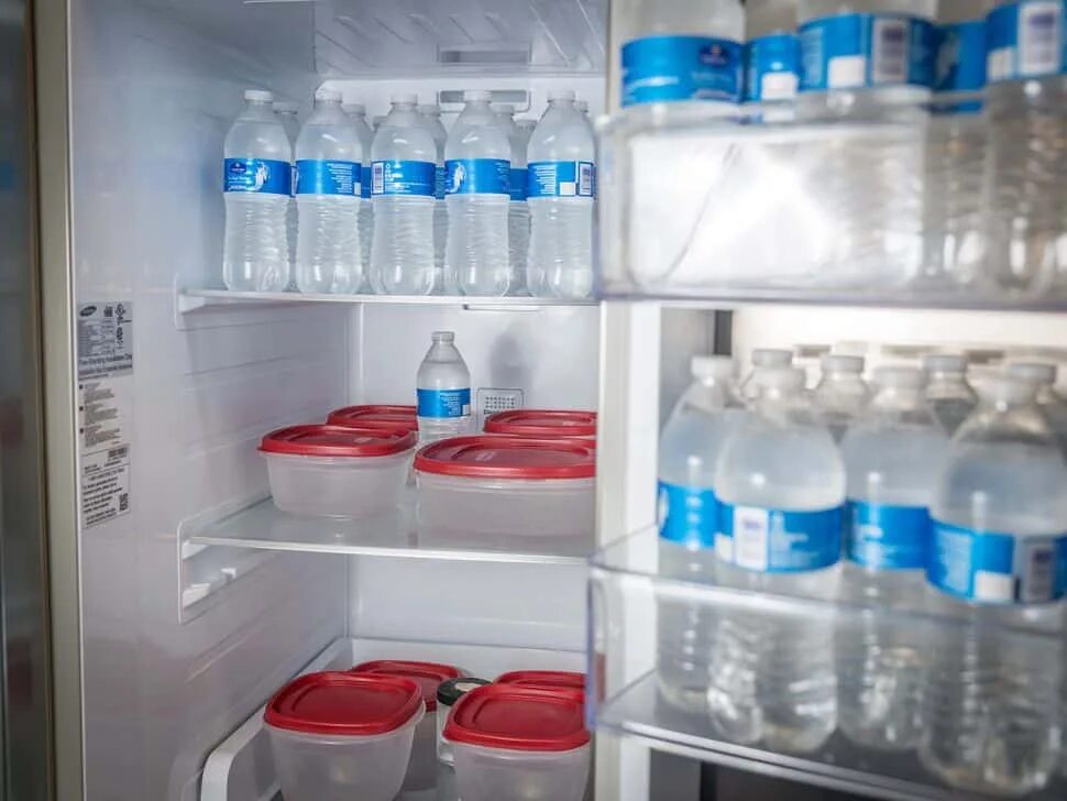 Правила хранения воды. Холодильник для воды. Хранение воды в холодильнике. Бутылки воды в холодильники. Хранение воды в пластиковых бутылках.