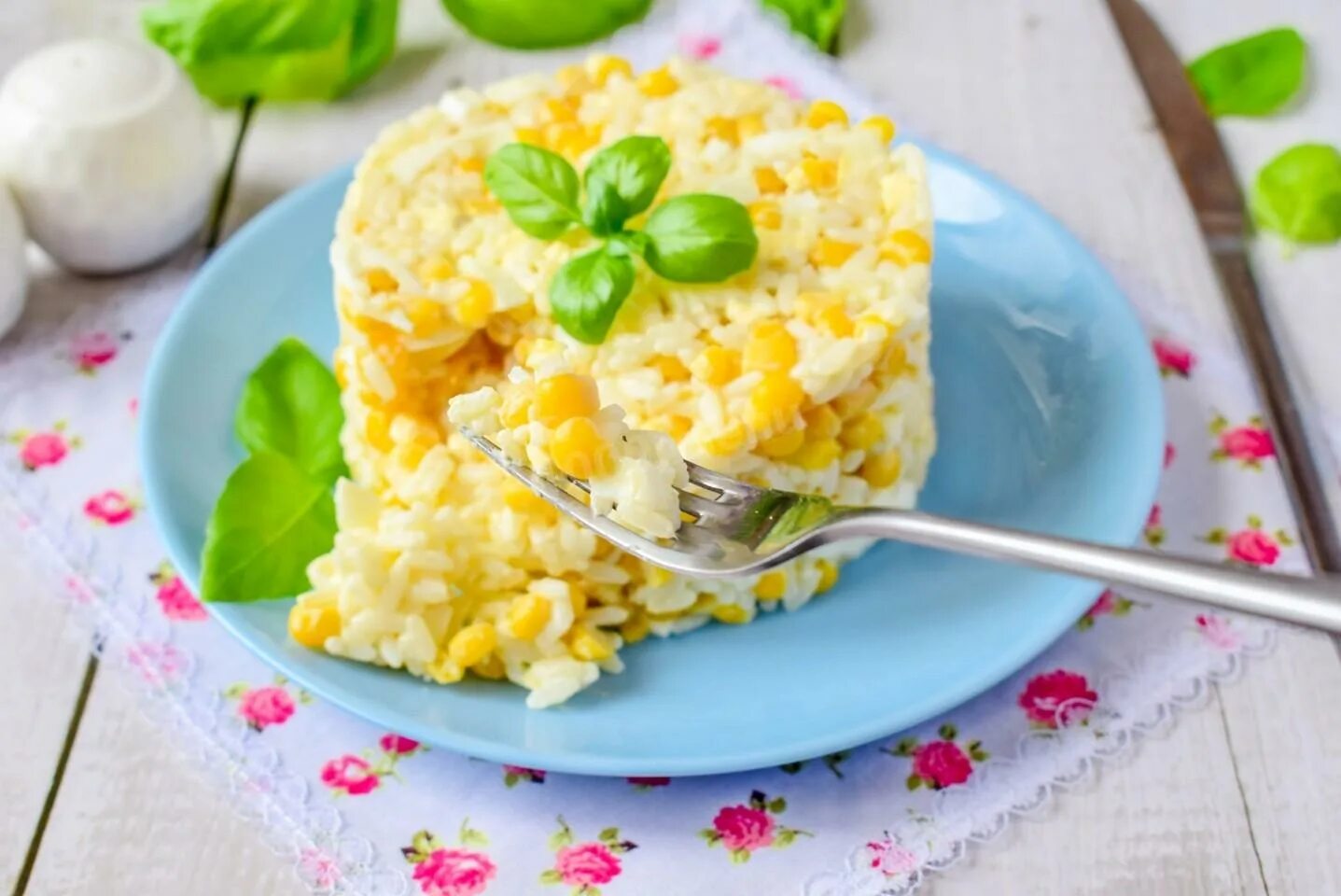 Кукуруза яйцо. Салат с рисом и кукурузой. Яйцо с кукурузой сочетание. Яйцо с кукурузой вес. Какой нибудь салатик из яиц кукурузы.