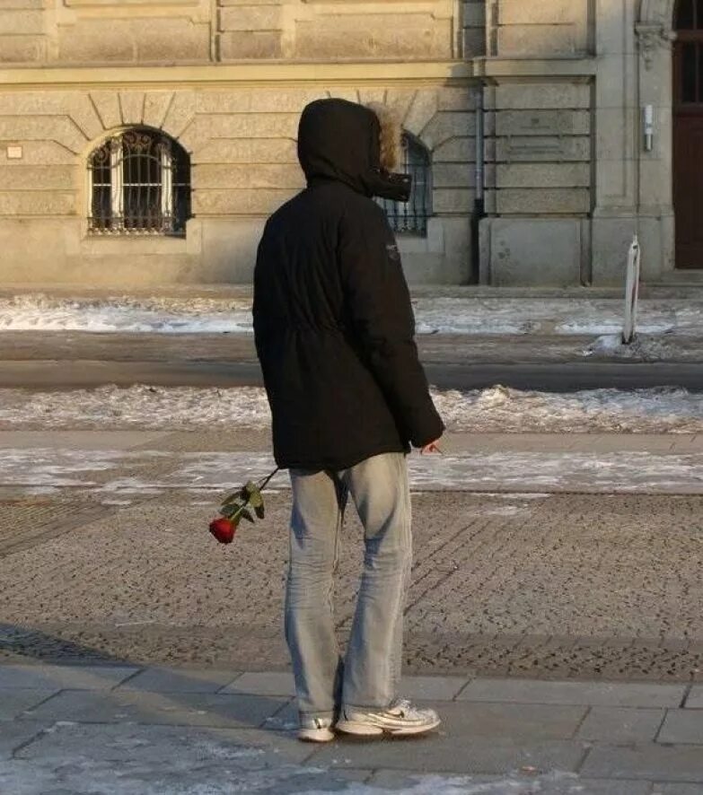 Мужчина у окна. Настоящий мужчина никогда не обижается на женщину. Парень ждет. Мужчина обиделся. Мужчина грустит.