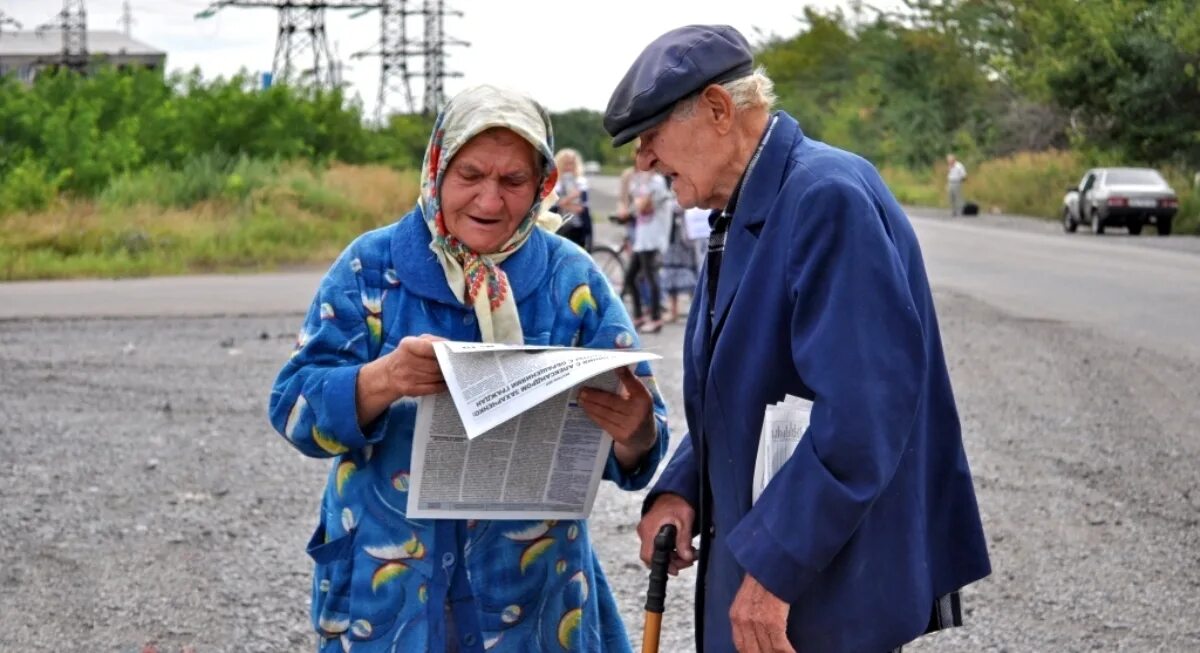 Пенсионеры ДНР. Пенсионеры Украины. Пенсионеры в России. Раздача пенсий.