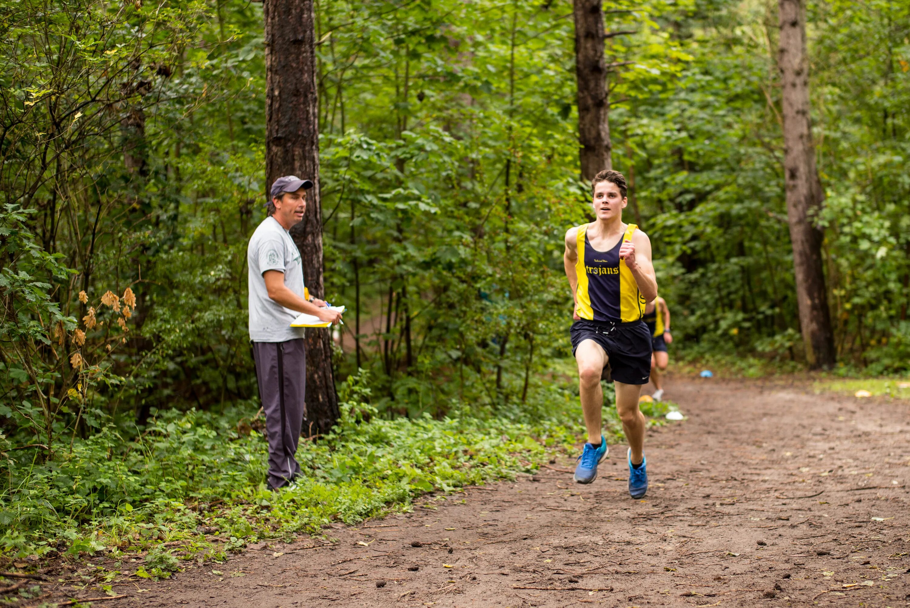 Выносливость. Ультрамарафон Великий лес Trail. Скорость человека пешком в лесу. Гонка людей пешком.