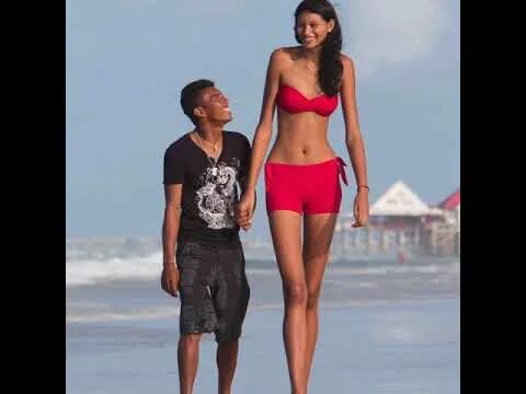 Высокий мужчина и маленькая женщина. Высокие женщины. Рост девушек. Ниже девушки. Модели маленького роста.