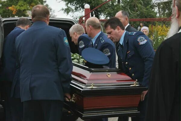 Игорь ткаченко русские витязи младший. Похороны ивана ткаченко хоккеиста. Командир витязей игорь ткаченко. Иван ткаченко могила. Иван ткаченко могила.