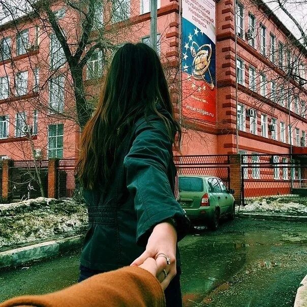 Давай со мной на улицу. Следуй за мной брюнетка. девушка ведет за руку. следуй за мной длинные волосы. следуй за мной картинки.