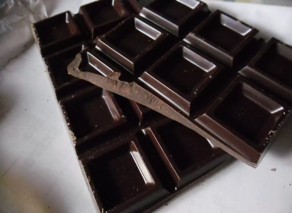 Шоколад е. Черный Горький шоколад. Шоколад Горький. Черная шоколадка. Самый Горький шоколад.