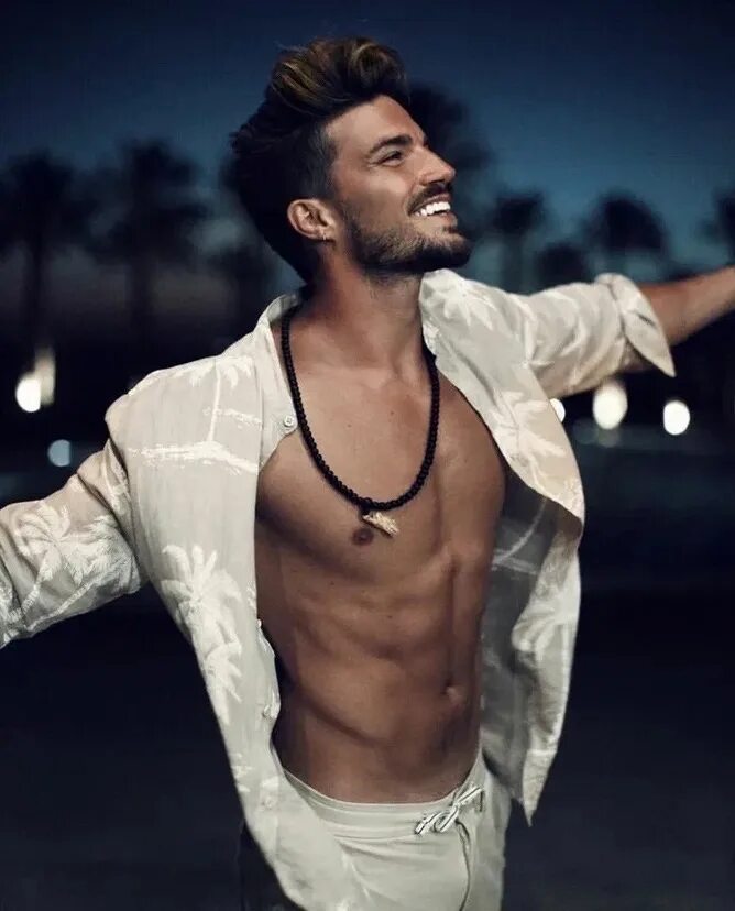 Блоггер итальянец. Джанлука вакки. Блоггер итальянец. Мариано ди вайо модель. Лоренцо итальянец блоггер.