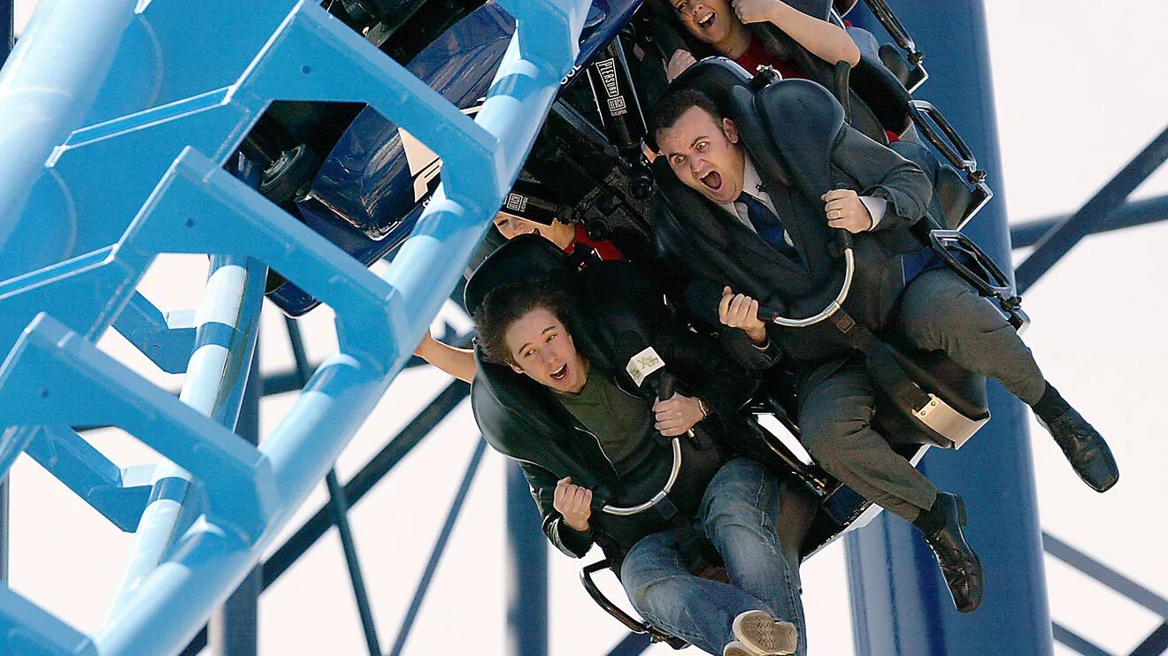 Общение с иностранцами. Рукопожатие мужчин. Пилот на американских горках. Группа людей. 20 из 32 человек.