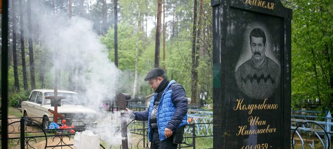 Цыганское кладбище в нижнем новгороде. Кузьминское кладбище могилы цыган. Цыганка кладбище. Цыганское кладбище. Цыганские памятники на кладбище.