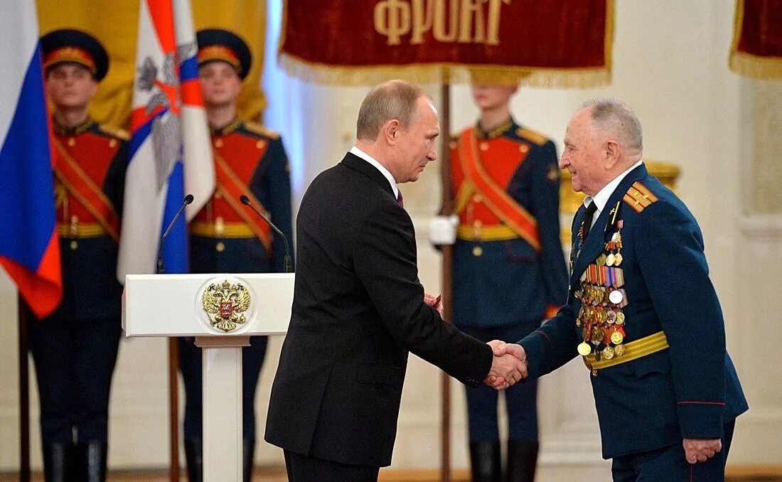 вручение медали. вручение медали герой россии. награждение героев. награждение в кремле. награждение медалью.