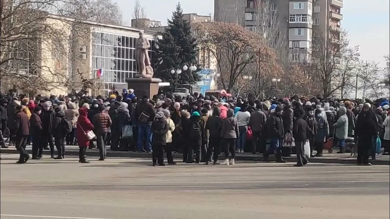 Мелитополь видео. Мелитополь площадь 2022. Мелитополь сейчас. Очередь за гуманитаркой.