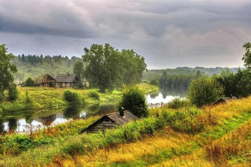 В живописном селе. В живописном селе. Деревня кимжа. Деревенька тверская область. Этнопарк истории реки чусовой пермский край.