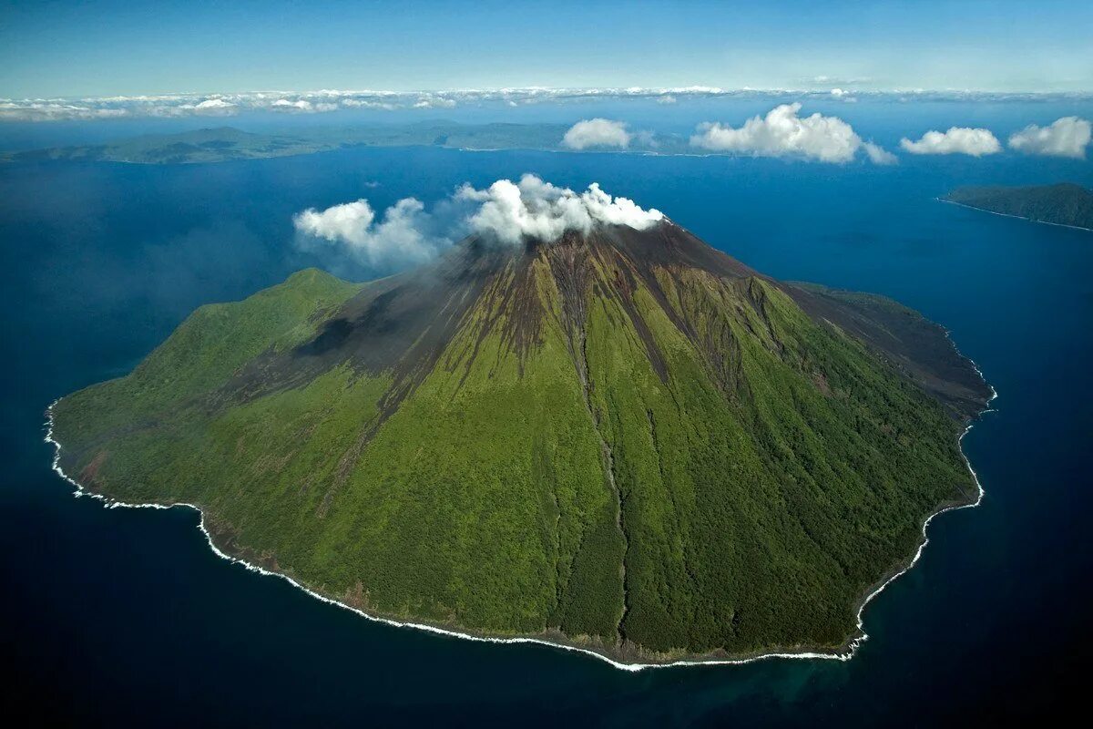 Volcano island. Вануату вулкан. Вулкан Амбрим. Остров вулкан Стромболи. Фиджи вулкан.