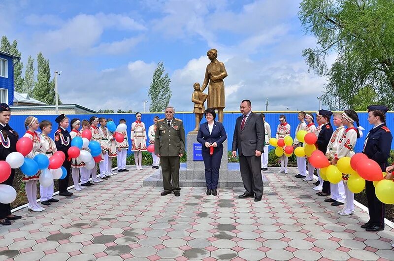 Подслушано ибреси в контакте новости. Поселок Ибреси Чувашской Республики. Памятники поселка Ибреси Чувашия. Поселок Буинск Ибресинского района. Буинск Ибресинский район мечеть.