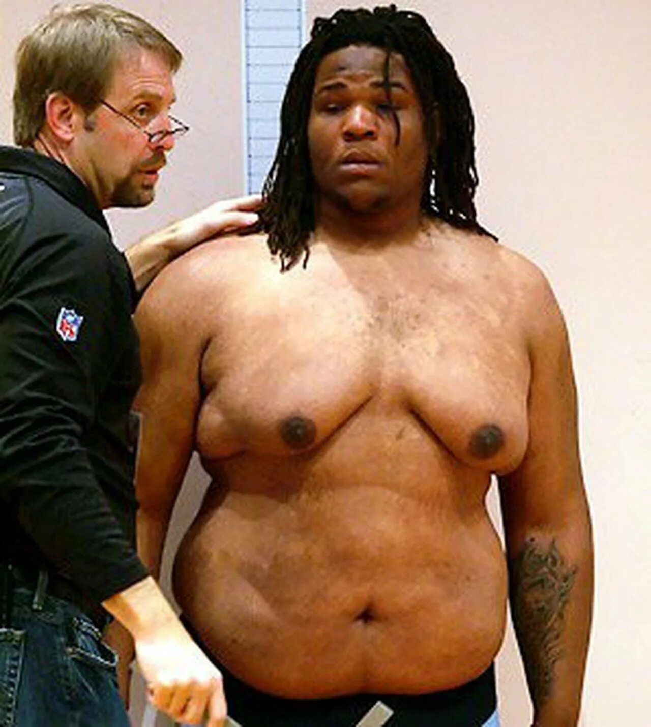 Жирный афроамериканец. Толстый темнокожий мужчина.