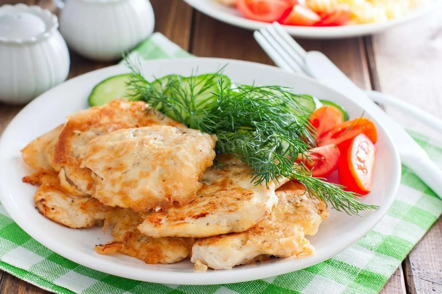 Простые рецепты с куриной грудкой на сковороде. Грудка в кляре. Куриное филе в кляре. Куриное филе в тесте на сковороде. Филе бедра в кляре.