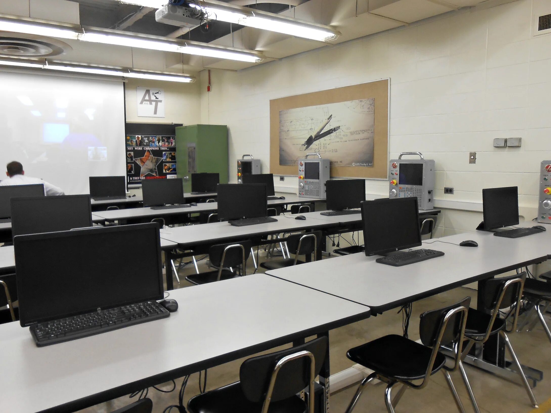 Классы в американских школах. Коридор школы бейкон хиллс. Школа милые обманщицы сериал. Учитель в американской школе. American school aesthetic.