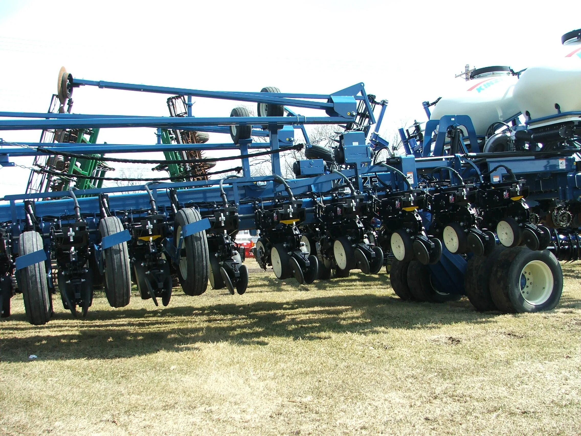 Сеялка Кинзе 3600 16 рядная. Кинза 3700. Kinze 3700. Сеялка Kinze 3605.