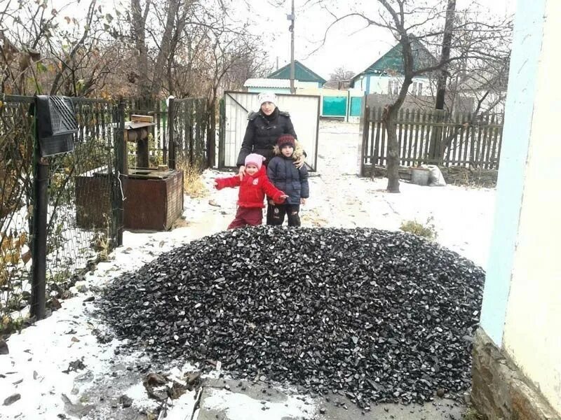 10 тонн угля. 5 тонн угля. 6 тонн угля. 3 тонны угля. уголь во дворе.