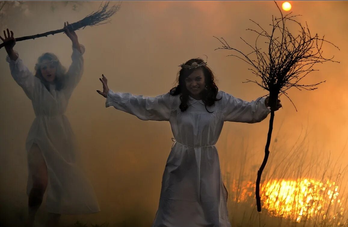 Вальпургиева ночь ритуалы. Ведьма шабаш вальпургиева. Ведьма шабаш вальпургиева. Лысая гора шабаш ведьм. Вальпургиева ночь шабаш ведьм.