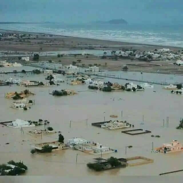Наводнение в пустыне. Потоп в арабских Эмиратах. Затопление пустыни.