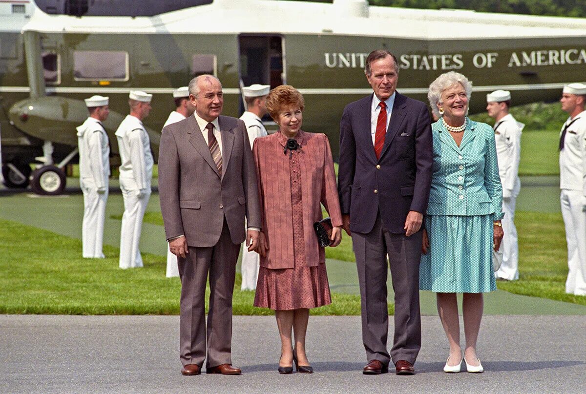 Жена буша старшего. Буш и Горбачев 1990 в Вашингтоне. Джордж Буш старший 1990. Визит Джорджа Буша в СССР В 1990 году.