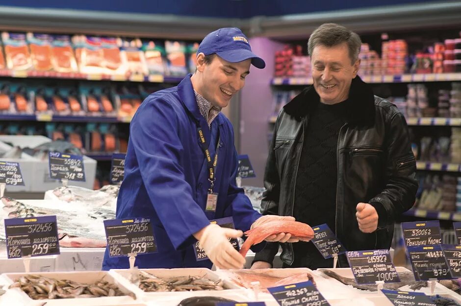 Работа супермаркета метро. Сотрудники metro cash and carry. сотрудники метро кэш энд керри. метро магазин сотрудники. форма работников магазина метро.