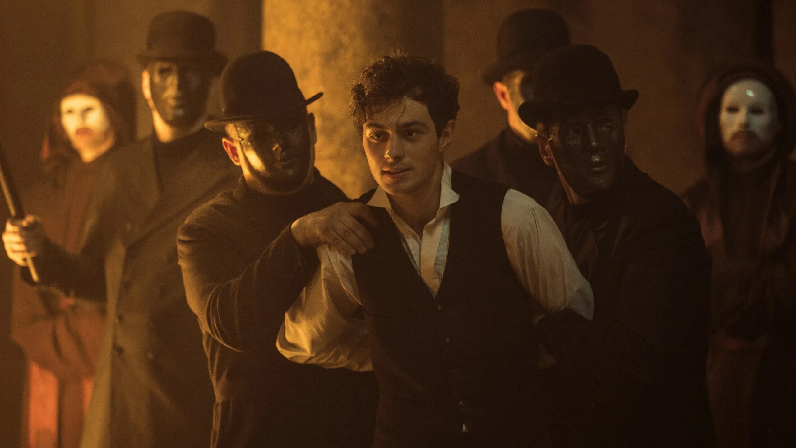 Кино бендер золото империи. Остап бендер безруков. Остап бендер безруков. Золото империи фильм. Бендер: золото империи фильм 2021.