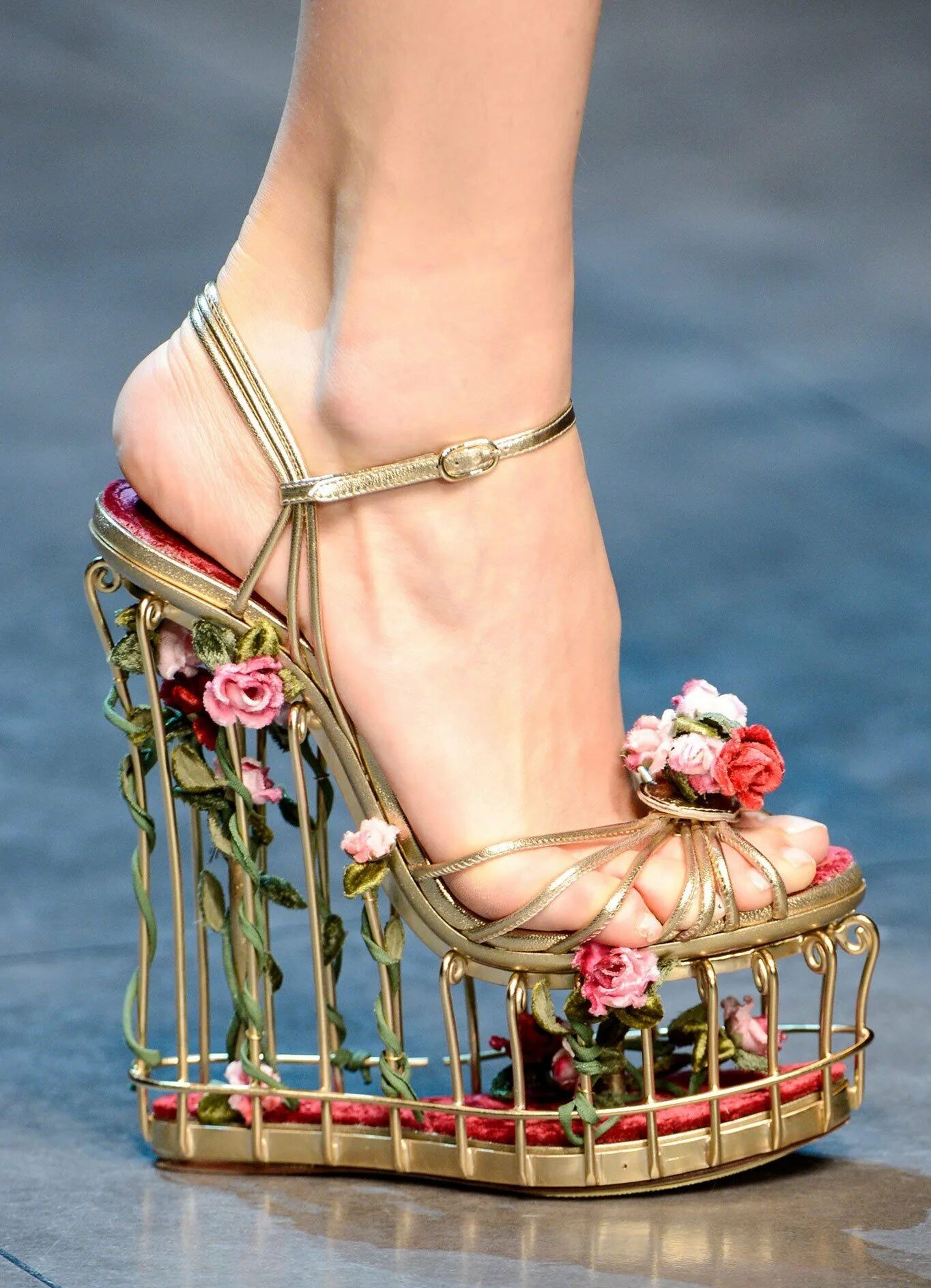 Оригинальная женская обувь. Заха хадид одежда и обувь. Необычные туфли женские. Необычная обувь. Оригинальная женская обувь.