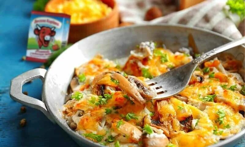 Тыква с куриным филе на сковороде. Курица с тыквой. тыква тушеная с курицей. курица запеченная в тыкве. куриное филе с тыквой.