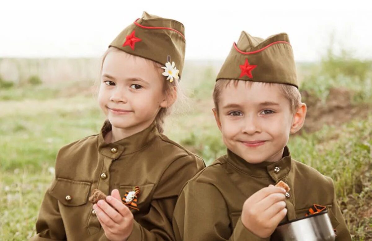 Военная форма для детей на 9 мая. Военный с ребенком. Детская фотосессия в военной форме. Мальчик в военной форме. Пилотки военные для детей.